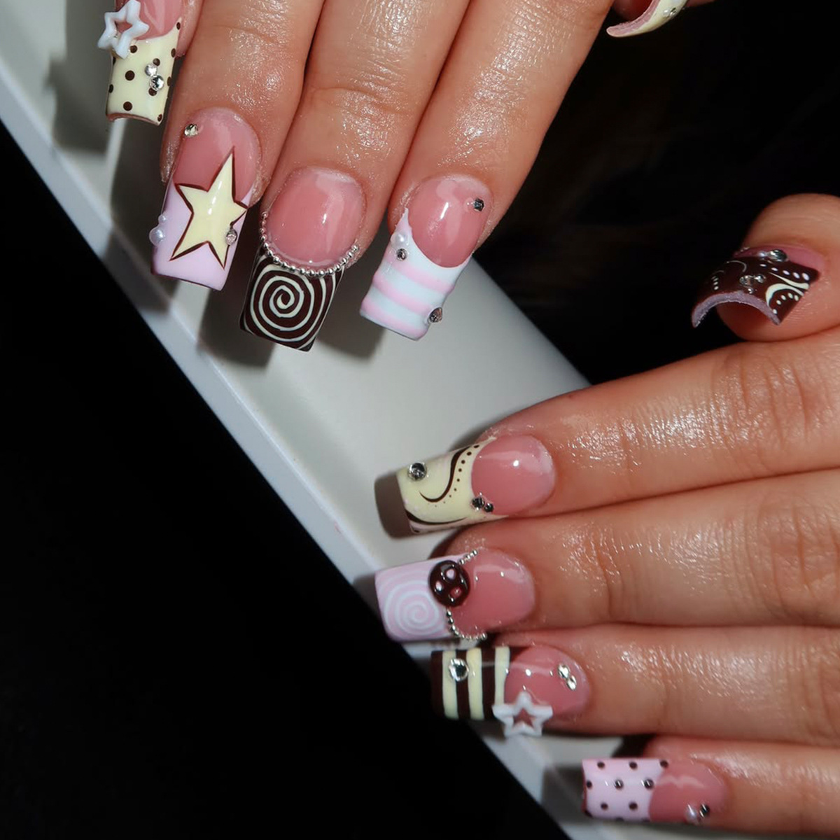 Nail Art Fake - 24枚入りミッドレングスフレンチスクエアヘッドつけ爪、ストライプスパイラルポルカドットフィンガーネイル、3Dスターダイヤモンド装飾ネイルアート