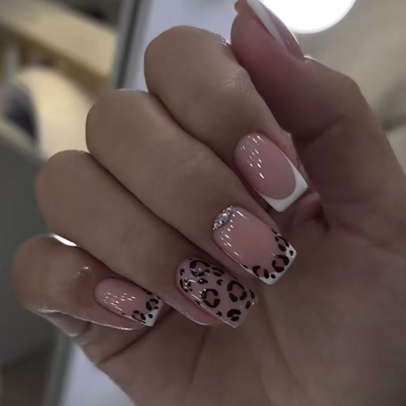 24枚入り完成品フェイクネイル フレンチレッド ショートスク - Nail Art Red Cherry のレビューと価格